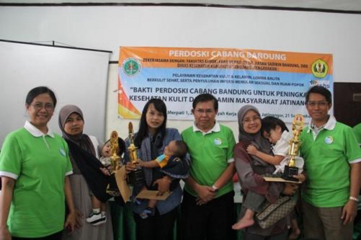 Pemenang Lomba Balita Berkulit Sehat didampingi oleh Prof Dr drmed Tri Hanggono Achmad dr Lies Marlysa SpKKK ProfDrdr Endang Sutedja SpKKK
