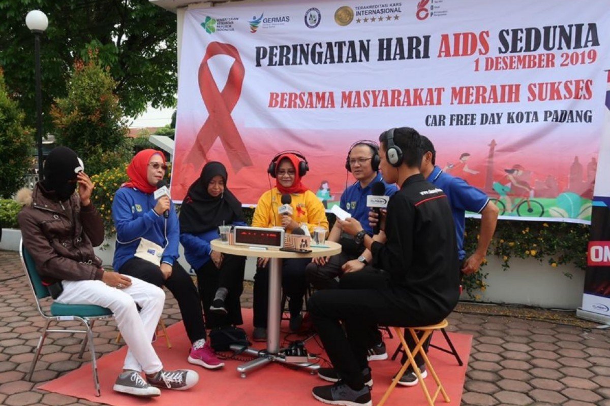 Fun walk & exercise, Talkshow, HIV screening, live radio show, and STI & HIV/AIDS education for highschool students in Padang