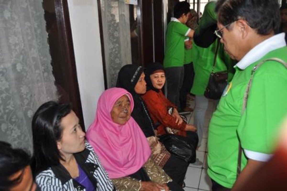 ProfDrdr Endang Sutedja SpKK sedang melakukan pemeriksaan terhadap peserta bakti sosial yang diduga menderita karsinoma sel basal