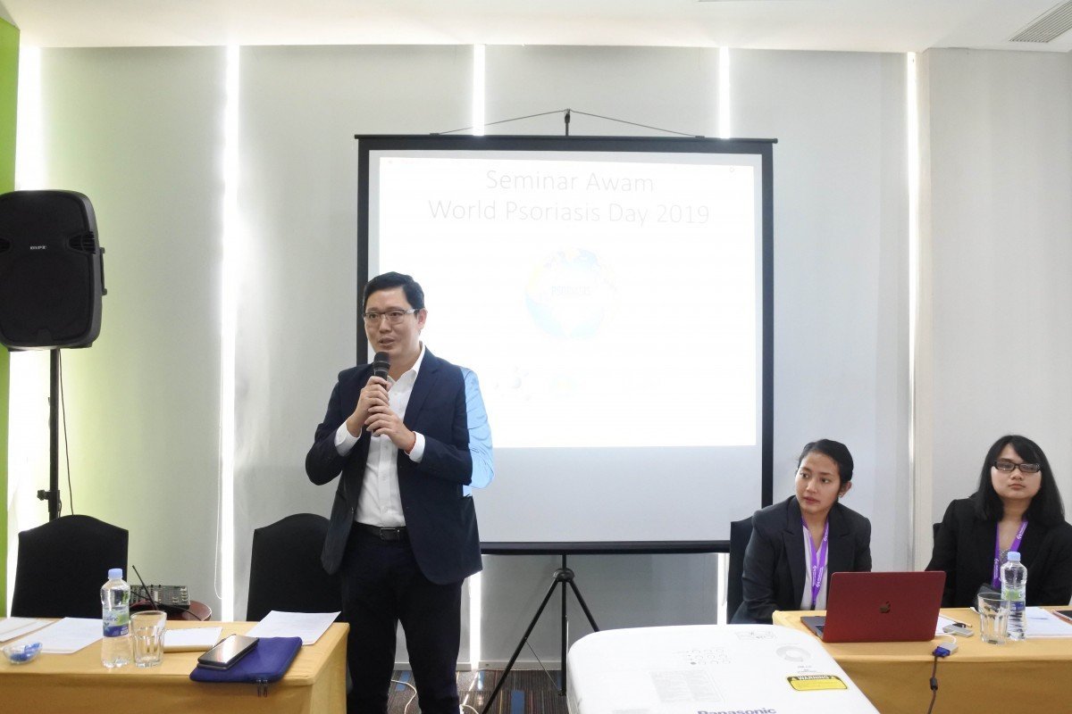dr. Endi Novianto, SpKK(K), FINSDV, FAADV delivering the update therapy for psoriasis
