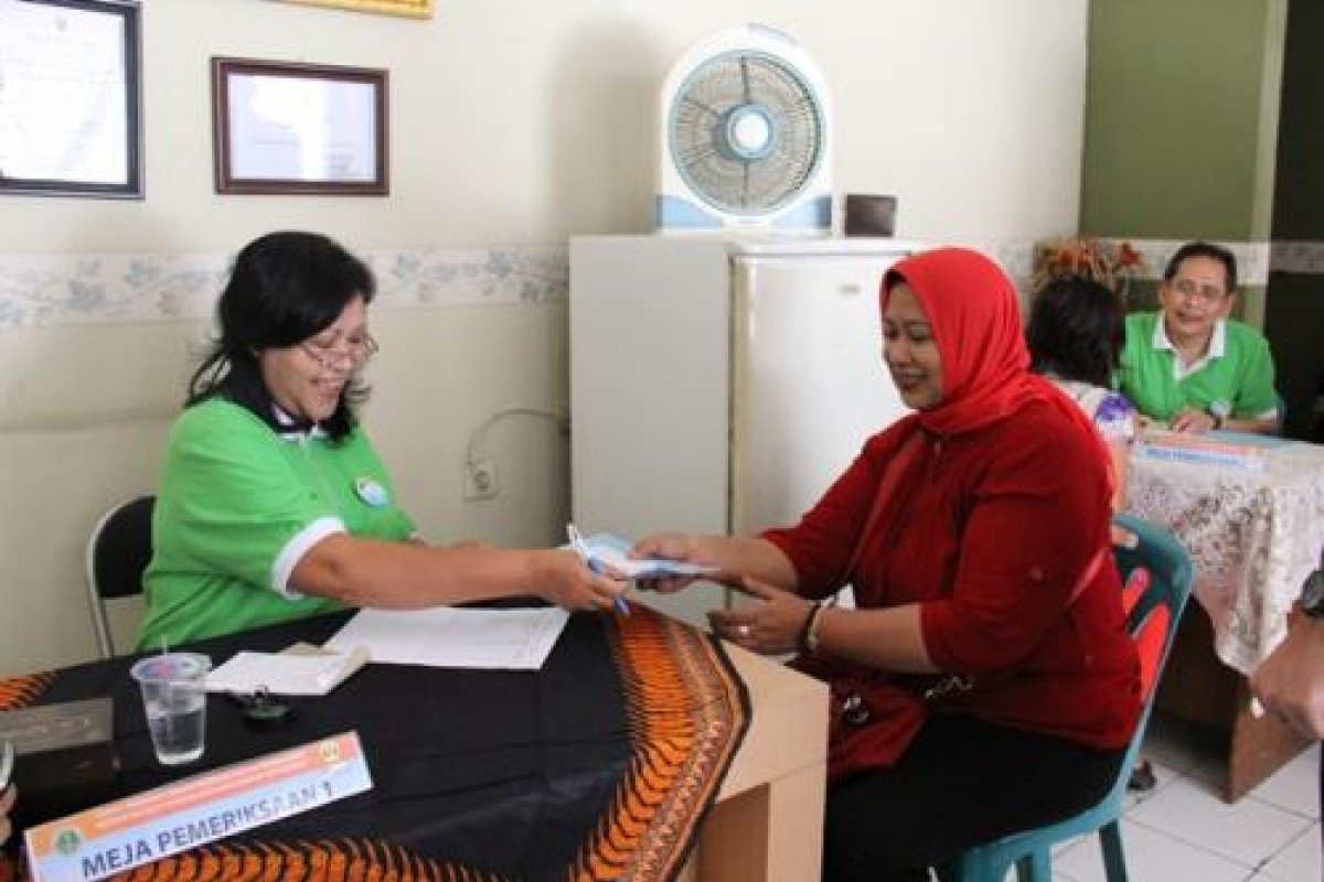 dr Pudyahtuti Taihitu SpKK meja 1 dan dr Suud Pramono SpKK sedang melakukan pelayanan dan pengobatan gratis.
