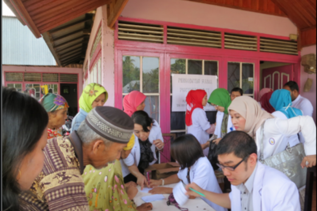 Kegiatan pengobatan massal bagi korban bencana alam di Padang