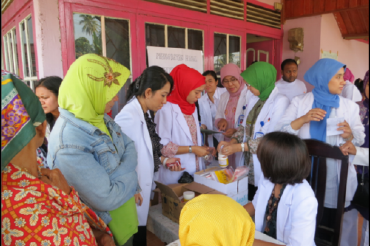 Suasana pada saat kegiatan pengobatan masal