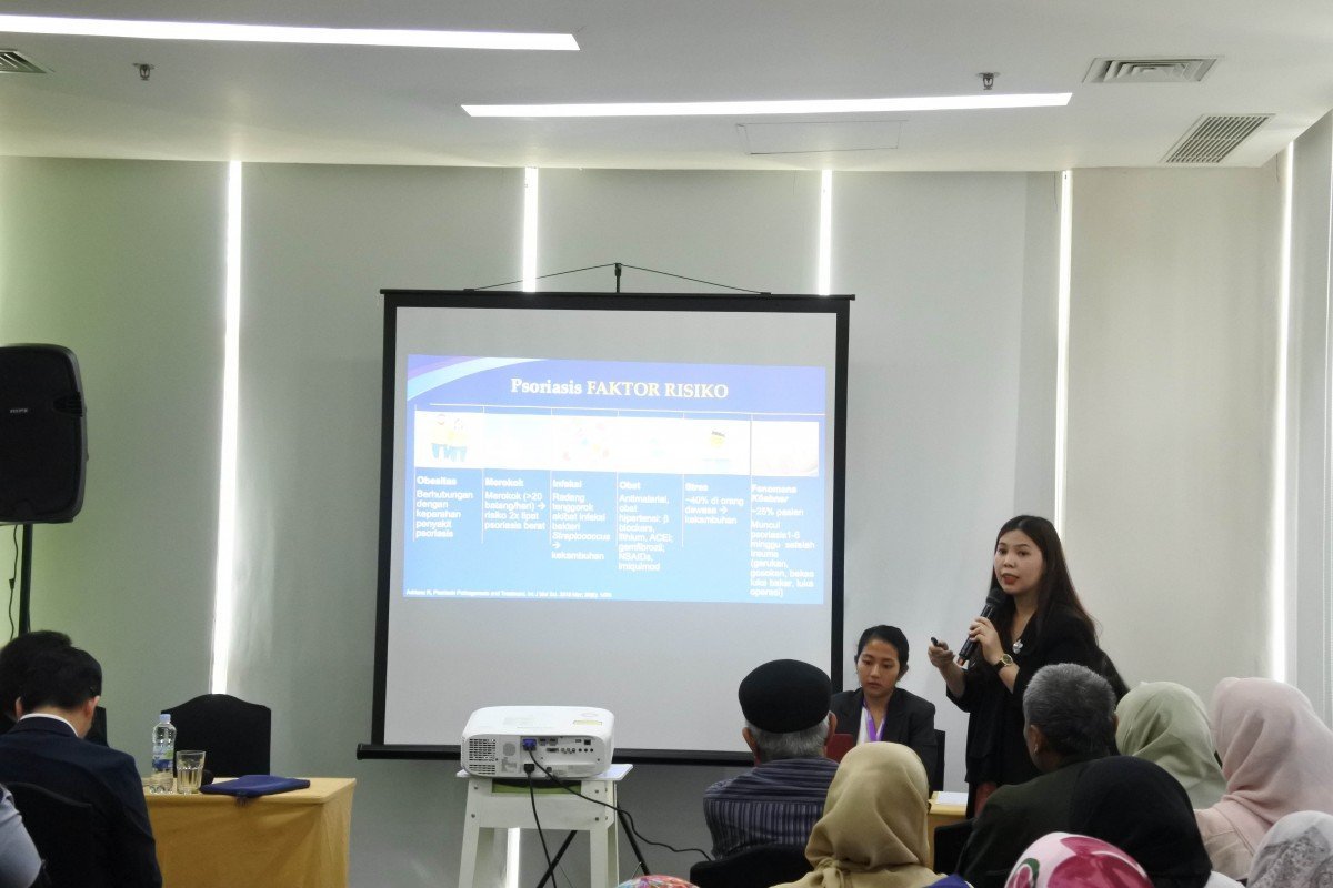 dr. Eyleny Meisyah Fitri, SpKK, explaining the fifth topic Diet and Lifestyle Modification for Patients with Psoriasis