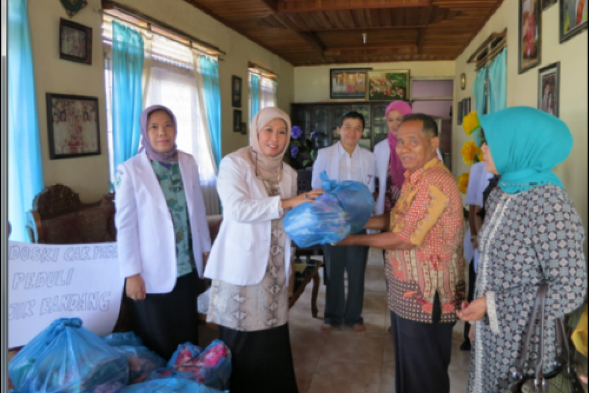 Penyerahan bantuan oleh Dr. Hj. Sri Lestari Kuncorowati S, Sp.KK(K)