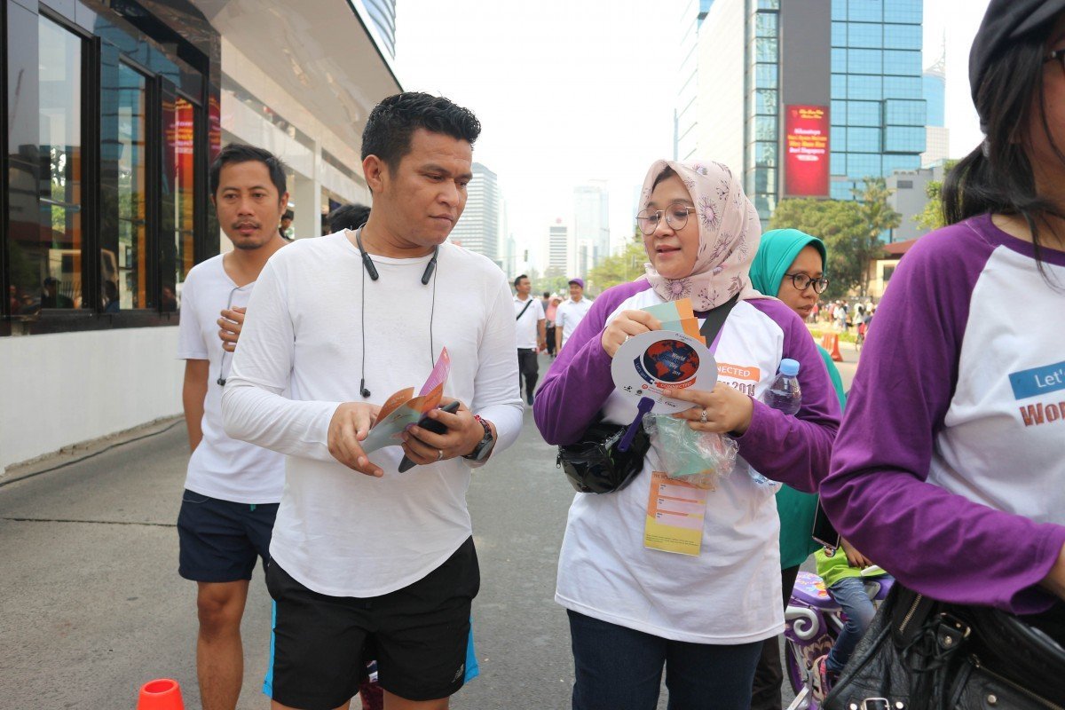 Dermato-venereologists in action: giving education about psoriasis through brochures, flyers, and hand fans as media around Jendral Sudirman Street