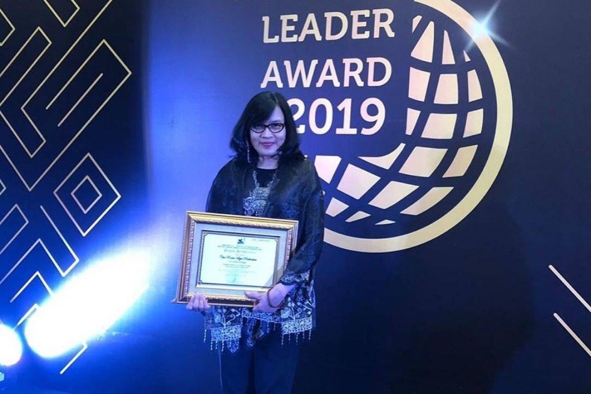Penghargaan kepada Prof. DR. Dr. Cita Rosita Sigit Prakoeswa, Sp.KK(K), FINSDV, FAADV